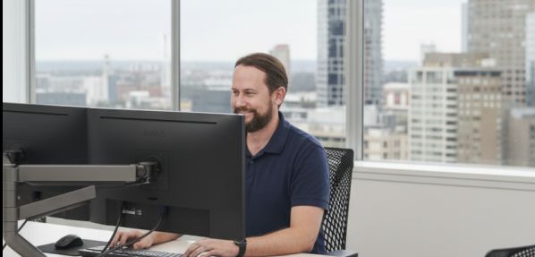 IanAtComputer-service-resize